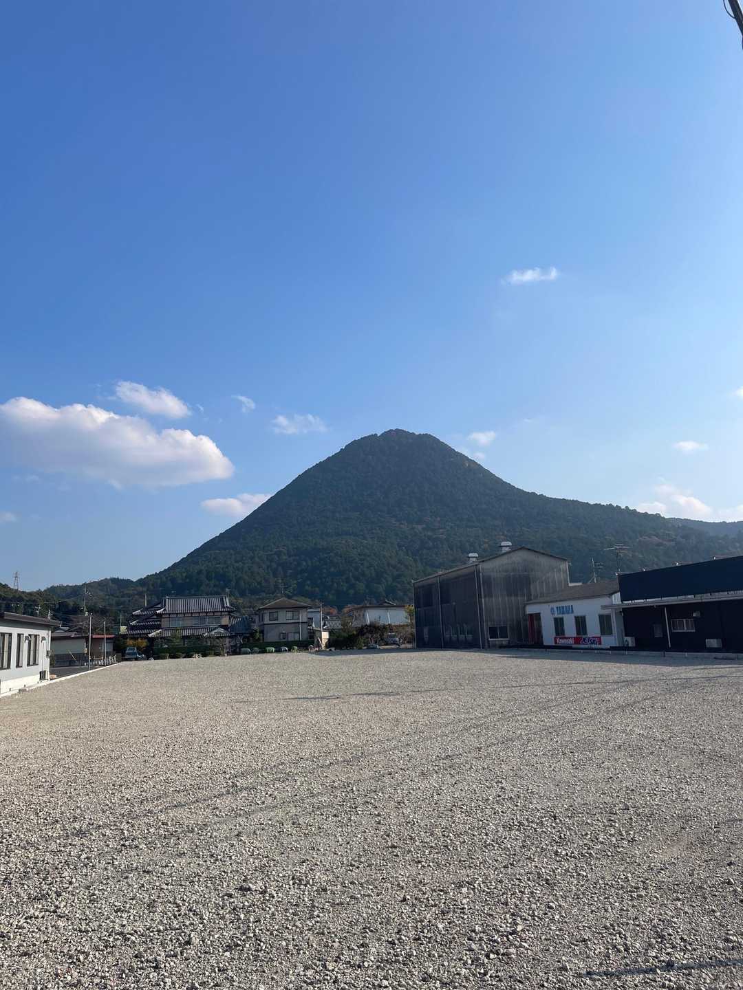ここからも三上山の姿に圧倒される