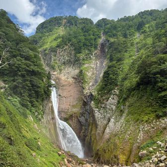 下山後に称名滝を見に行く。涼しい。