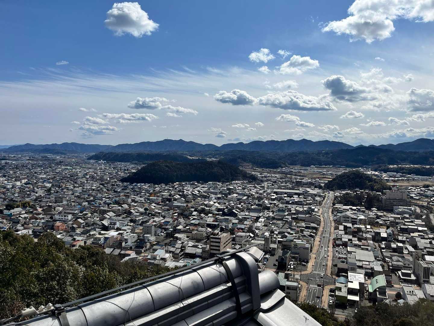 瓦があって、まるで城からの写真みたい
母校の小学校方向