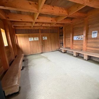 避難小屋きれい