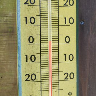 山頂のいつもの温度計
2℃
