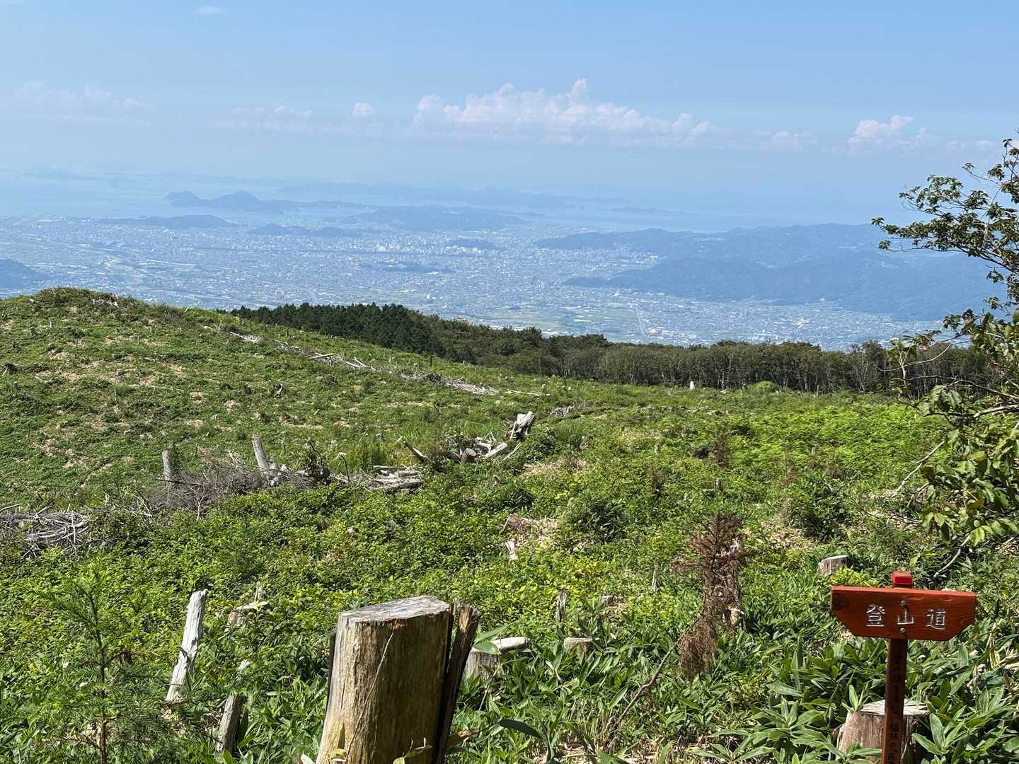 天気は☀️☁️すこーし霞んでいるけど松山平野？が見える