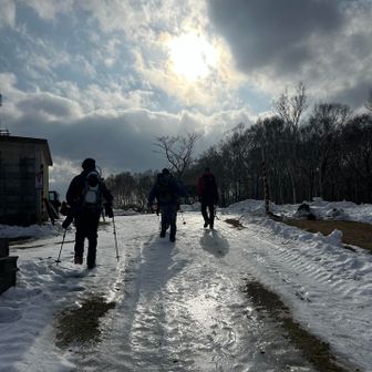 無事に下山。
1番危ないのは、スタートからヒュッテまでの道ですね。ツッルツルー、テカテカ。
本日もお疲れ様でした。