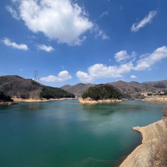 ダム湖から遠くに金峯山等が見えた。