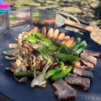 ピーマン・ししとう・きのこ・ウインナー・お肉焼いていただきました😋✌️
ジュー✨
ジュー✨
