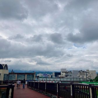 が、

高尾までの最短ルートをだいぶ外れ、相模線上溝駅へ

やっと遠くに高尾らしき山々が見えてきました