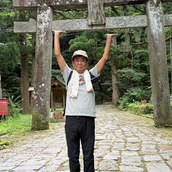 大神山神社の鳥居を持ち上げるOさん💪