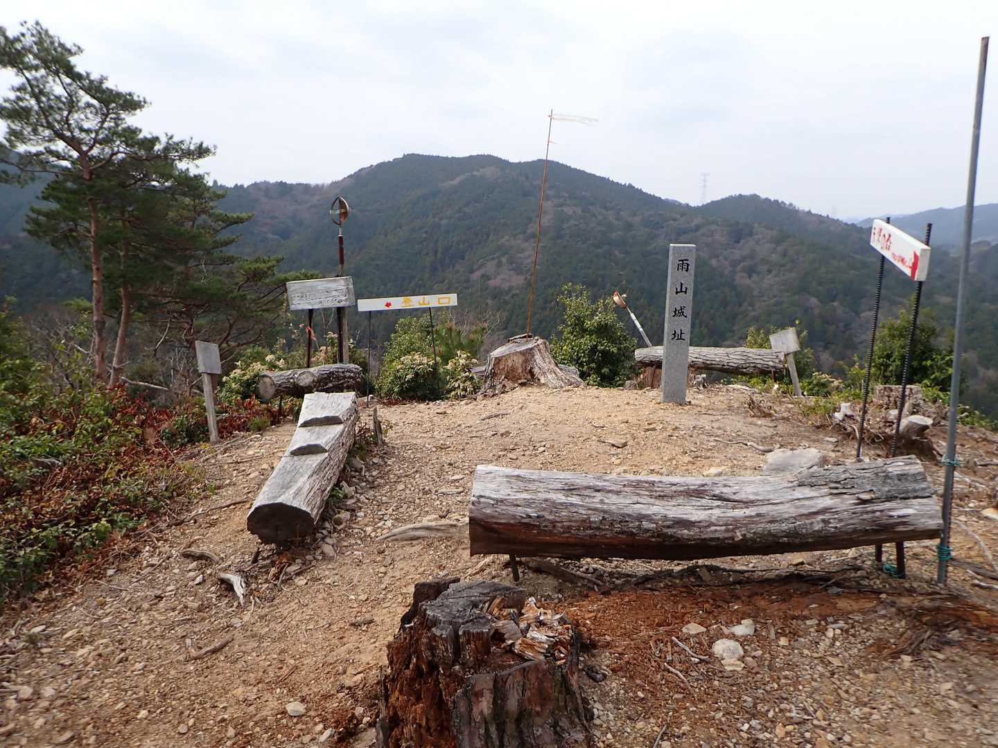 雨山城址
切り開かれていて展望がいいが、城跡らしい痕跡は見なかった。
