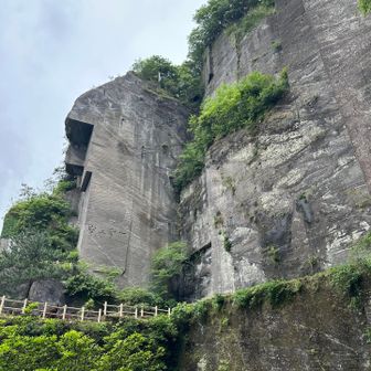 岩舞台
迫力のある岩壁に圧倒されます😲