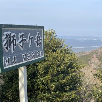 風車の間を抜けて山頂に到達。風車の唸り声があたりを包んでいます。