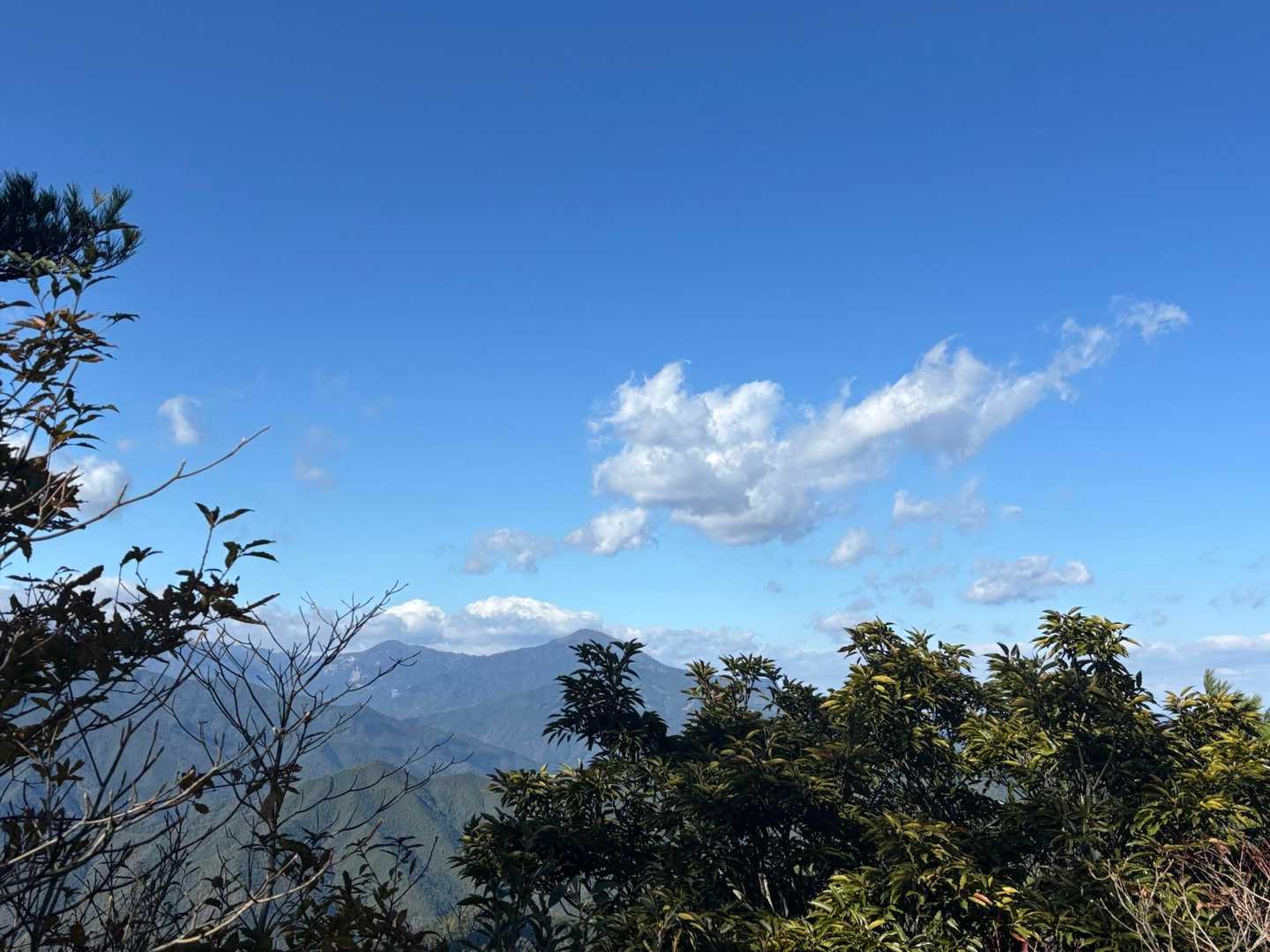 山頂からは木々であまりよく見えないけど
大崩山、傾山方面がちらり