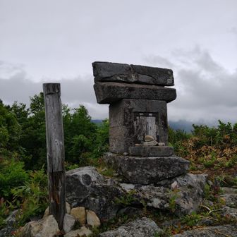 平標山山頂石の祠
