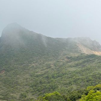 1900m峰から朝日岳
雲がかかって見えない時も…