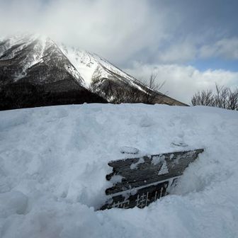 頂上！
看板まで雪❄️