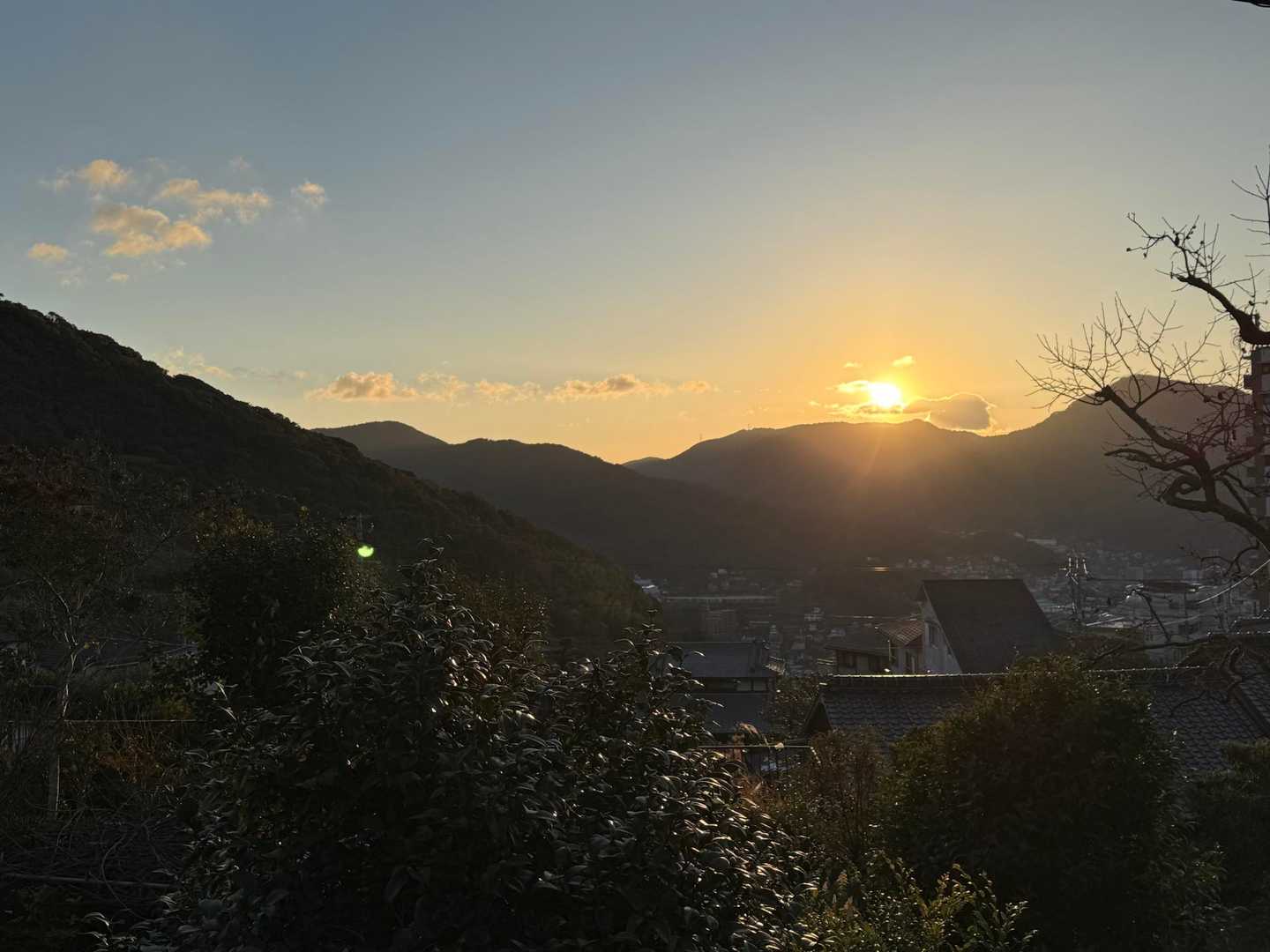 この先歩く英彦山に登る朝日を見ながら、金比羅山へ。
英彦山の稜線が急で不安になる。