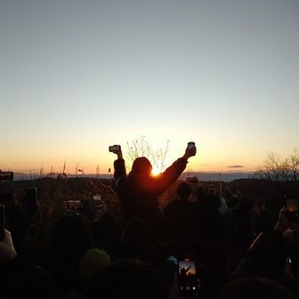 山頂は大混雑…
まったく動けず、日の出のタイミングも正面の人影で撮影できず…