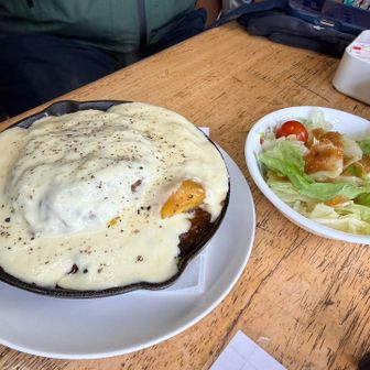 ふわとろチーズのせハンバーグドリア1,600円