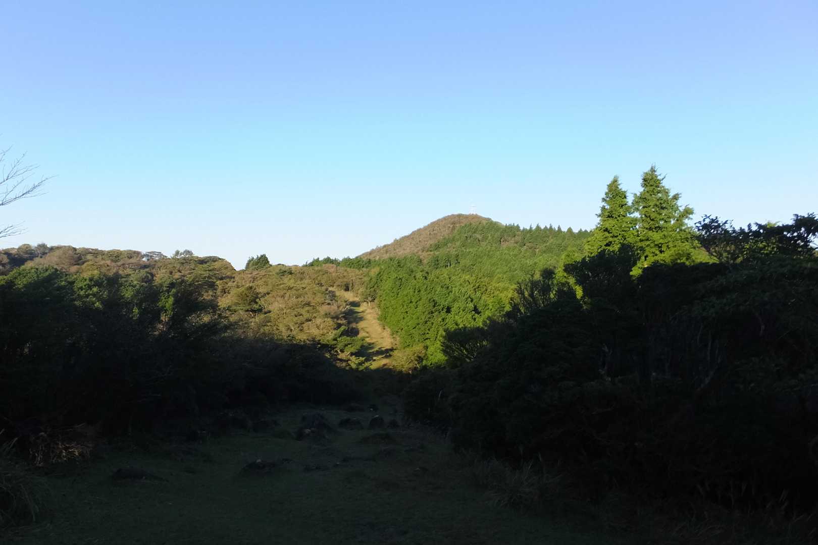 金冠山が見えてきました
　途中シカに会い
　　下山時にはリスにも会えました