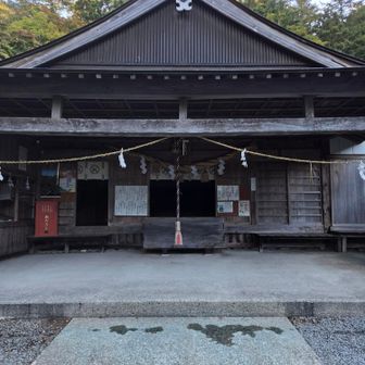 剣神社境内を右へ