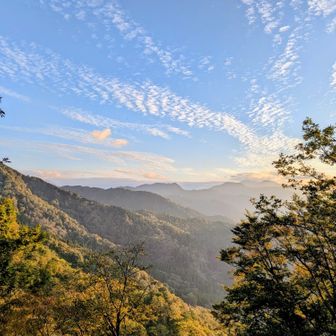 最近行った奥獅子吼山だ。ほんのりと色づきが目立ち始めた山々がロマンチック石川。