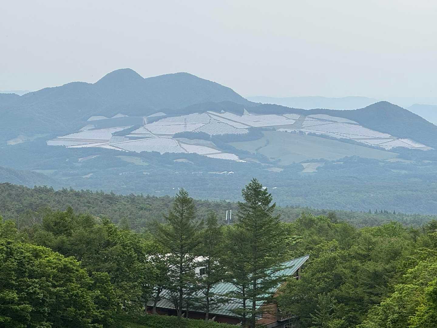 暫くゲレンデを歩きます
振り返ると青麻山？
太陽光パネル？の景色😅