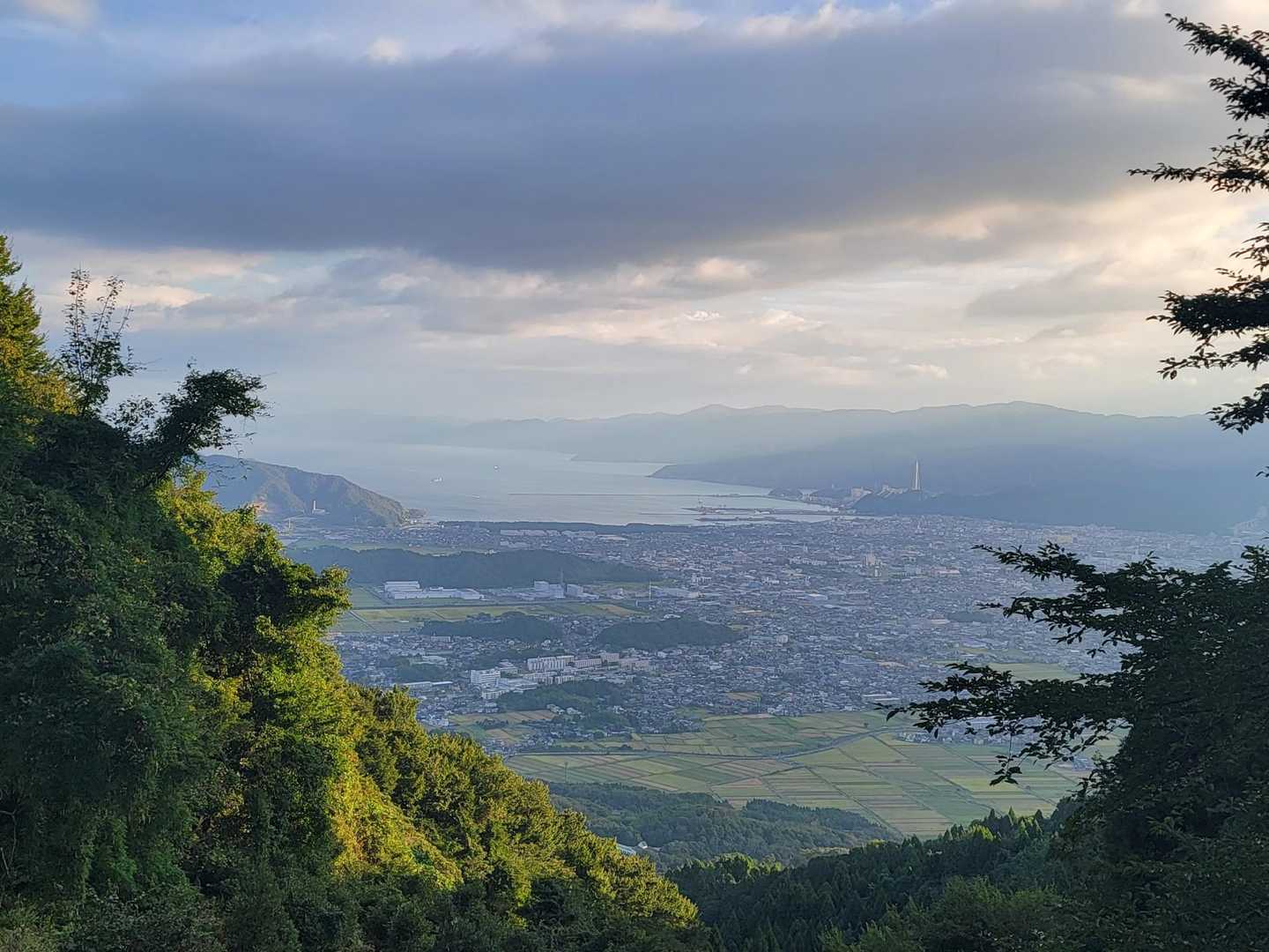 敦賀富士と称される三山の盟主、栃ノ木地蔵の名水を経て敦賀湾を一望の写真