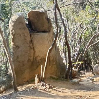 落ちない岩後ろから見た。