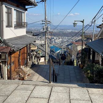 石畳の道が続く