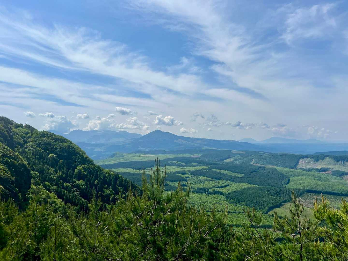 中央に見えるのが涌蓋山⛰かな？
いい景色✨️✨