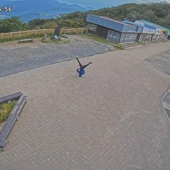 ライブカメラに可愛く映る作業
#他撮りはスポーツ

ここのライブカメラはいつのまにか過去映像見られなくなっちゃてた。
さかのぼってスクショ撮ってたのに…

だがしかし
10秒？くらいのタイムラグがあるようで
逆立ちてすぐスマホでライブカメラ見てスクショした。
スクショ一発勝負。