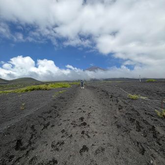 下りは楽だが登りは地獄の地質。暑さもあって思ったようにペースが上がらない