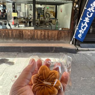 それでは食べ歩きスタート
まずは焼きたてもみじ
ホクホクで美味しい