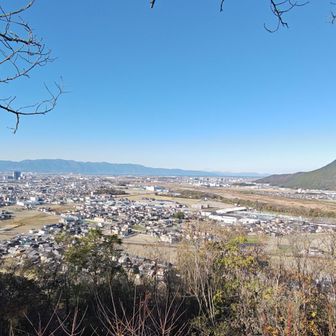 再び日向山山頂
比良山系と三上山✨
比良山系の昨日の雪はすっかり消えてしまったけど、高島今津方面はまだ雪を被ってました