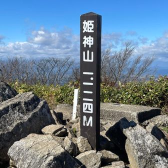 巨岩をこえて山頂に、下山は巻き道を下りました