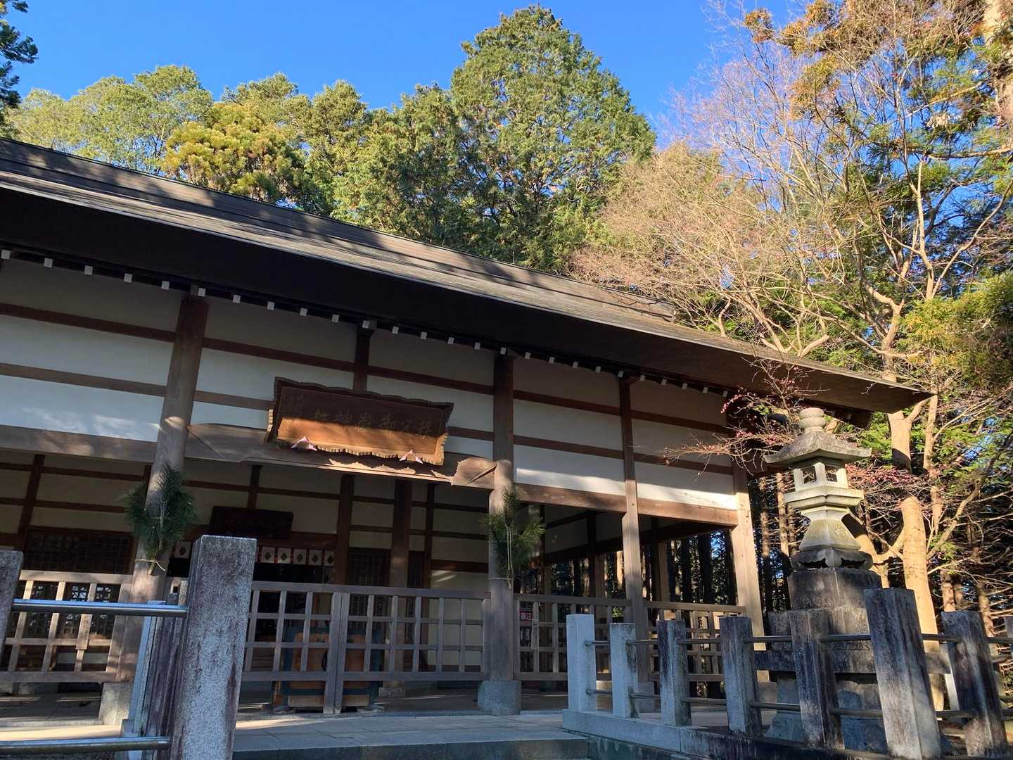 急階段を何ヶ所かクリアすれば「秩父御嶽神社」に到着。
参拝したあとに本堂右脇に登山道があるので、そこにある狭めの登山道を登りました。