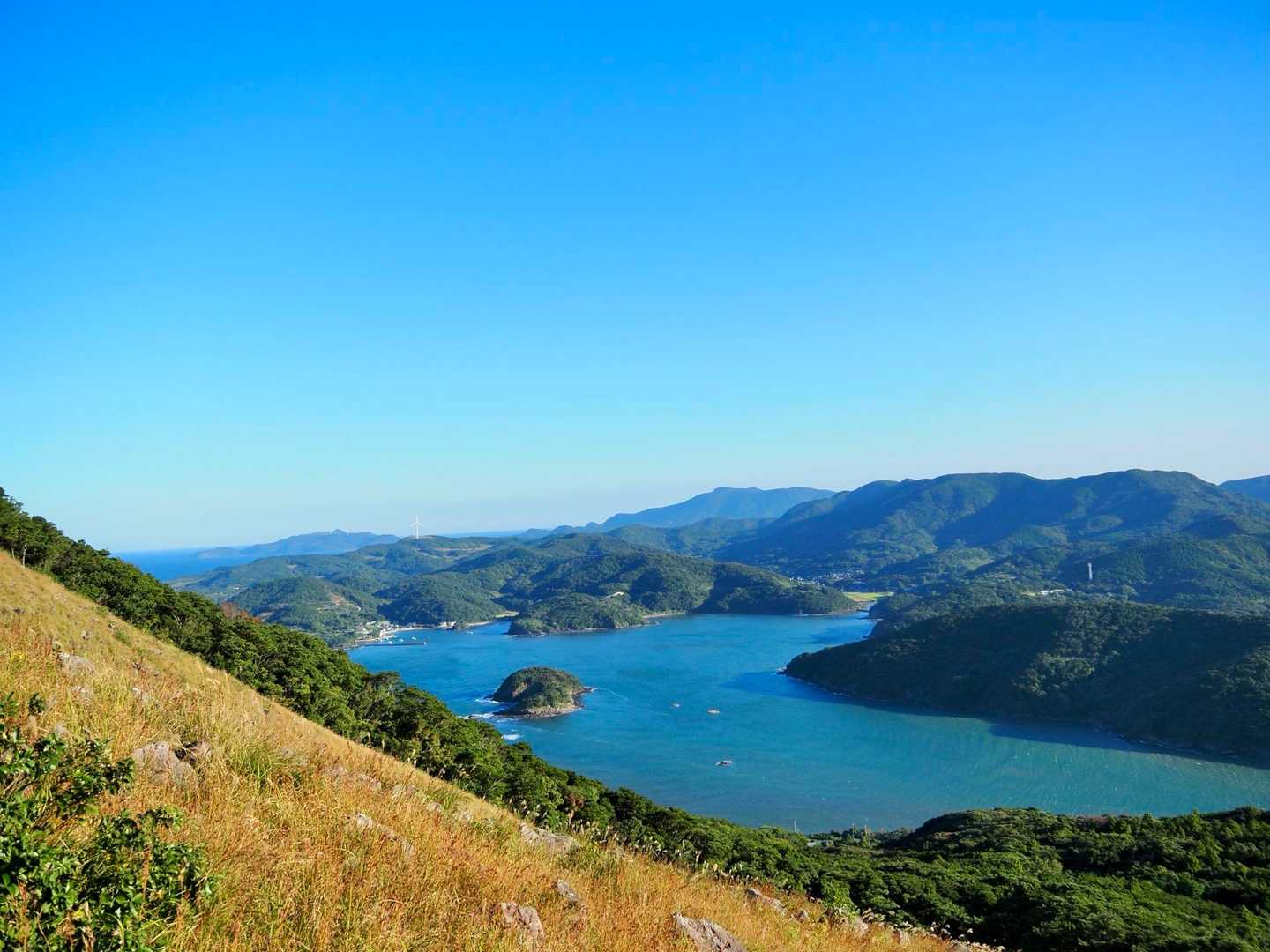そして左志岳へ⛰

山頂付近は爆風が吹き荒れていましたが、
好天に恵まれ五島列島まではっきり見えていました👀

長崎の山は海が見えるところが多くて
爽快感抜群ですね⤴︎⤴︎