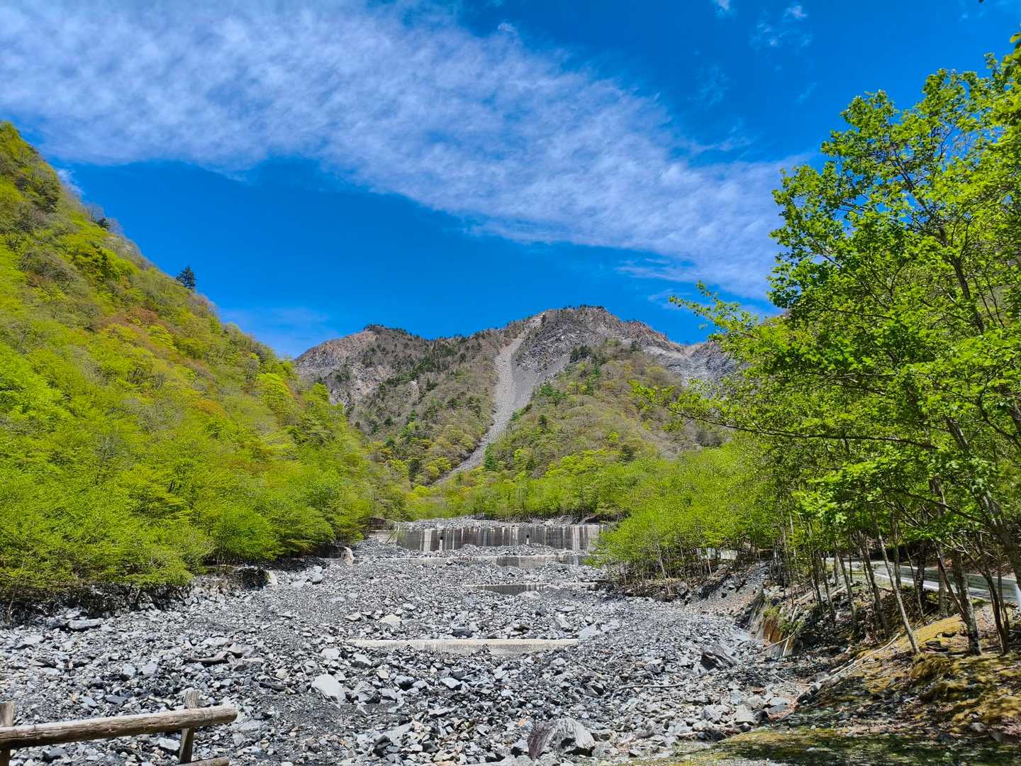 この堰堤のおかげで崩落が抑えられているようです。👍