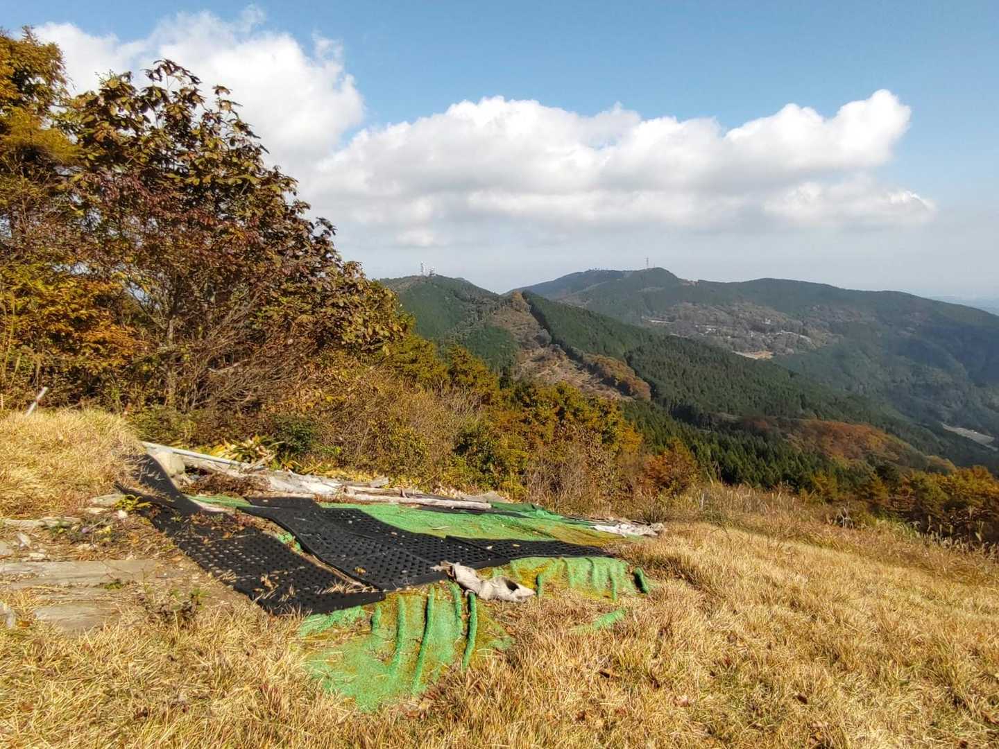 パラグライダーが飛び立つ所らしい
下見たら怖い😱