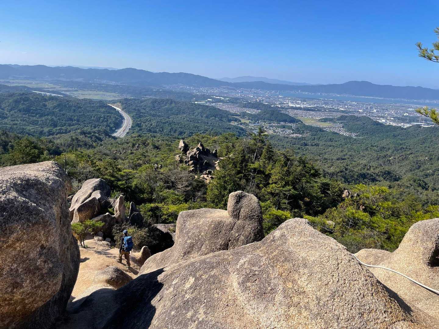 ロープを使いながら下山