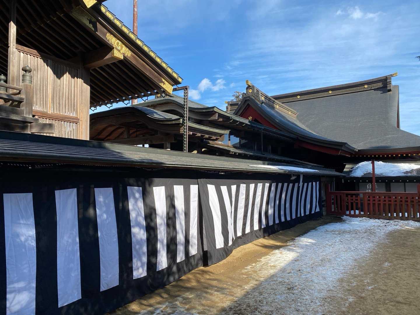 神社に白黒幕がかかっていました。葬式か？と思ったけど、格式の高い神社はこういうところもあるとか