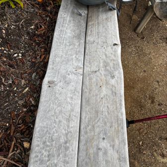 北山のベンチです。いい感じにＶの字になっていて座りやすいんです✌️お尻の収まりが👍荷物も転がらないしね。😄