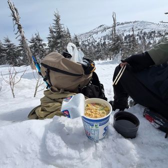 前山直下の刈田峠の避難小屋付近でお昼