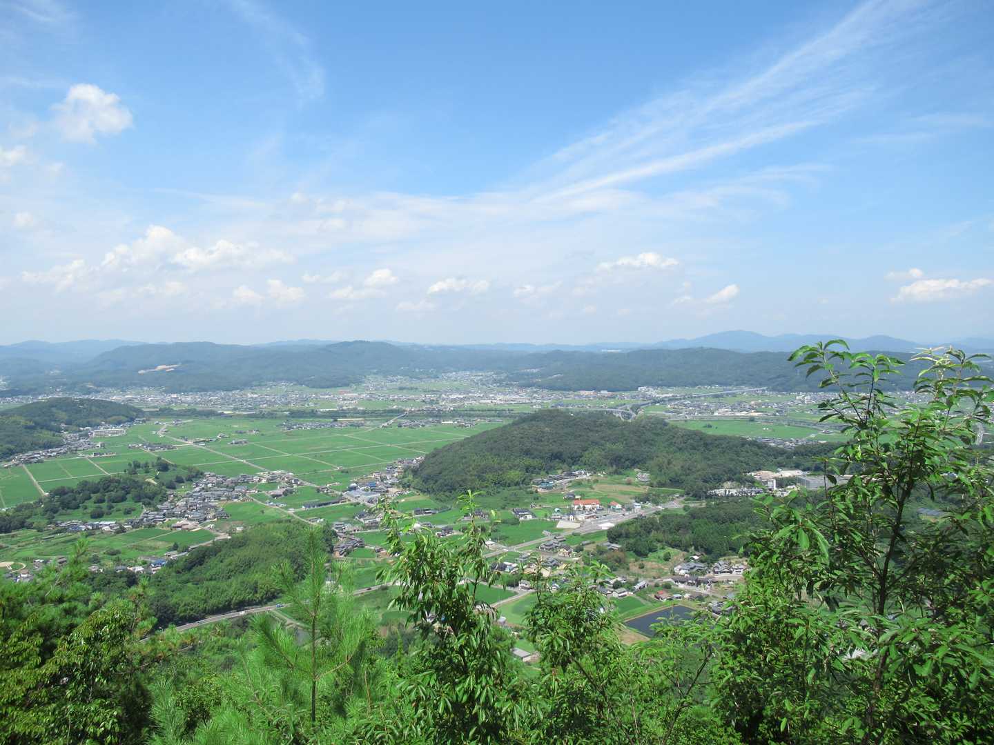 鷹ノ巣城跡より展望
👀中央に最上稲荷の鳥居⛩が