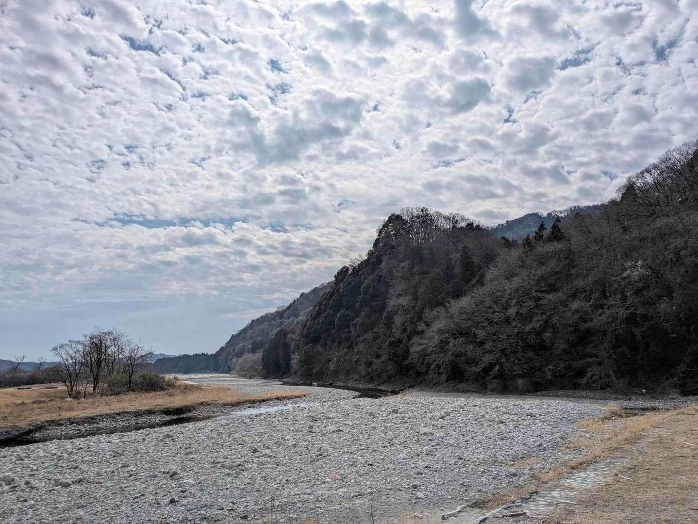 大芦川と高鳥屋山と雲