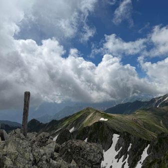 水晶岳南峰到着、山頂狭くて人が多いので北峰に移動