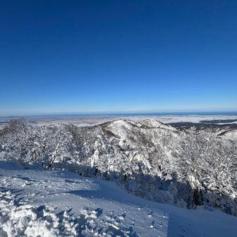 右に五の峰、真ん中に四の峰