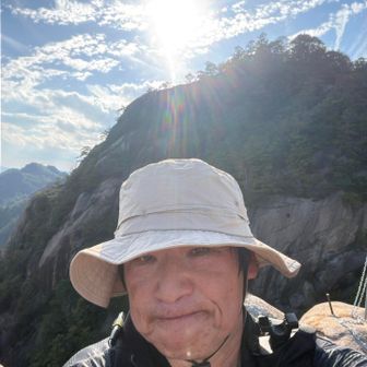 中岳から三倉岳を望む
