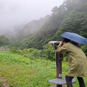 一ノ倉沢を見ようと必死に双眼鏡を凝視するス〜さん

「見えたよ！」
ほんまかいな