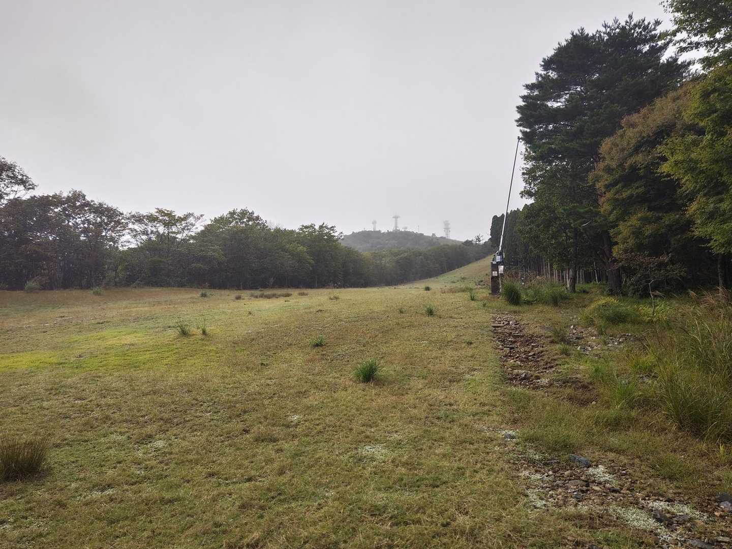少し霞みが取れて
山頂には電波の中継局があります