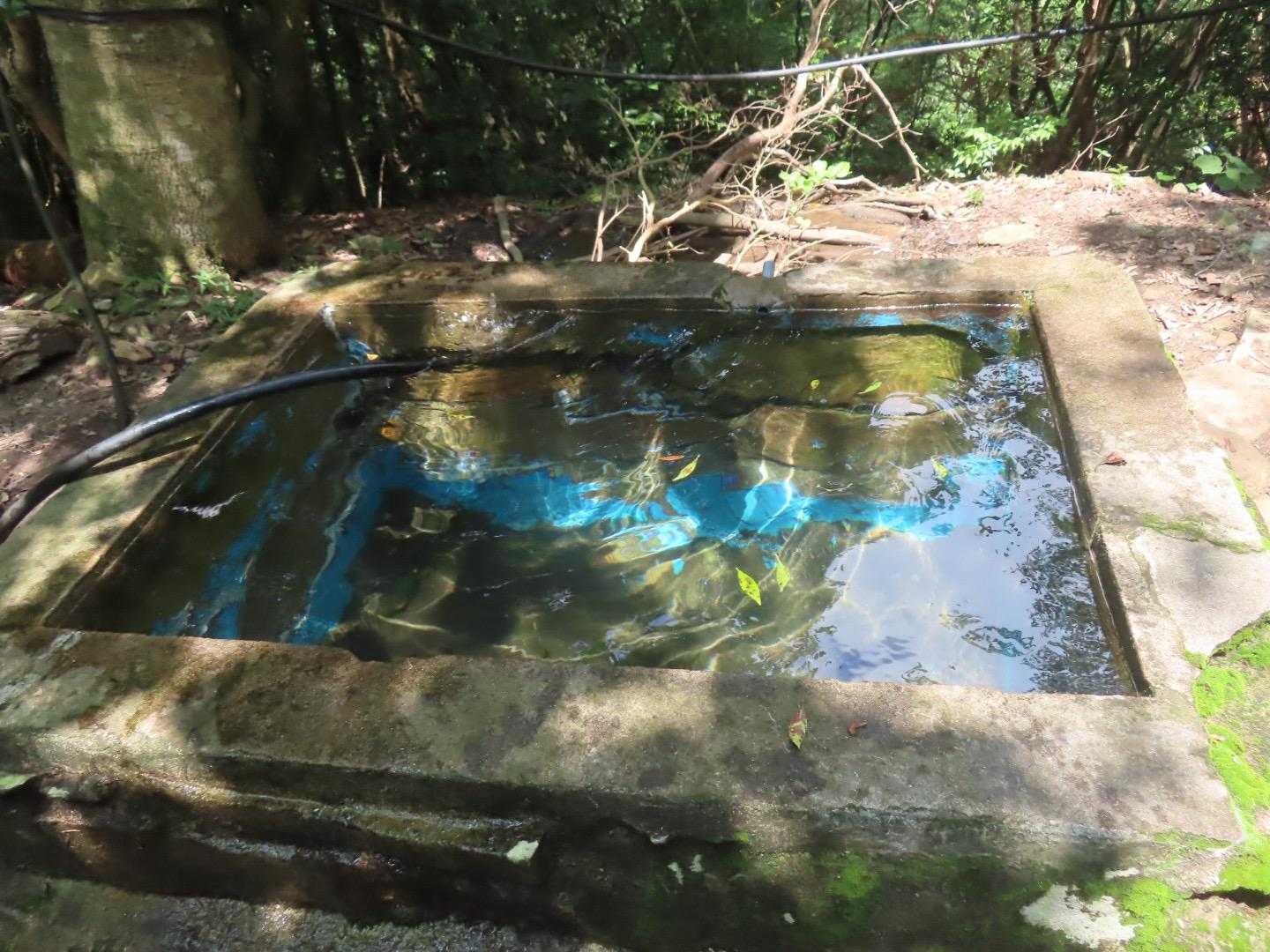 水場到着
水に手を入れると冷たく気持ちいい
ベンチもあり、水の補給をして長めの休憩